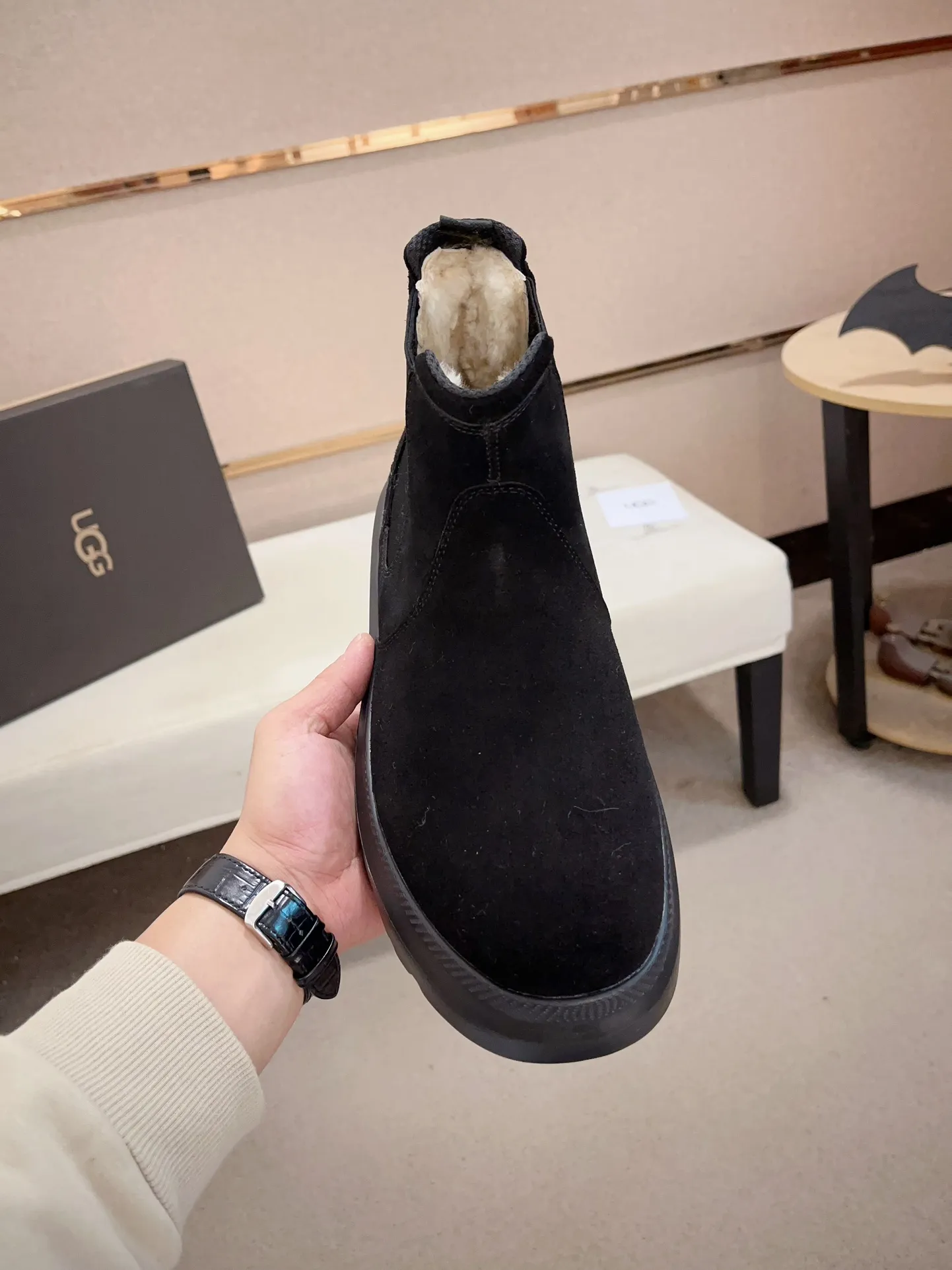 Men's shoes💰: 600💰(high-end goods) UGG❄️❄️Latest model 1:1⃣️quality, fabric: high-end quality first-layer cowhide imported from Europe. Lining: wool lining, sole: pure imported rubber foam outsole. ❤️High-end goods, fine workmanship, trendy and fashionable. The fit is very classy. If you know the goods, you will definitely not be able to refuse😍😍Code number: 41-45. Can be customized 46.47.